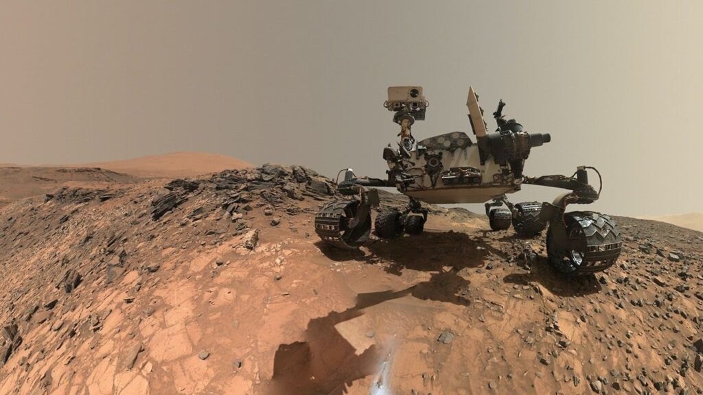Curiosity spots the first twilight clouds of a new Martian autumn