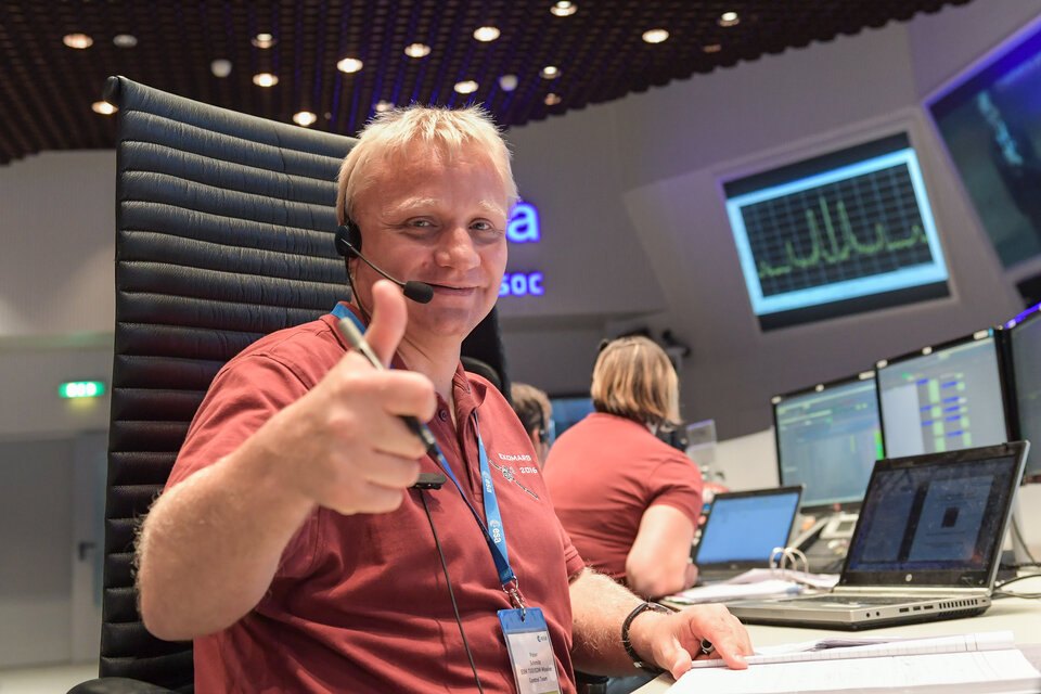 Flight controllers at ESA's operations centre react to TGO's arrival at Mars in October 2016