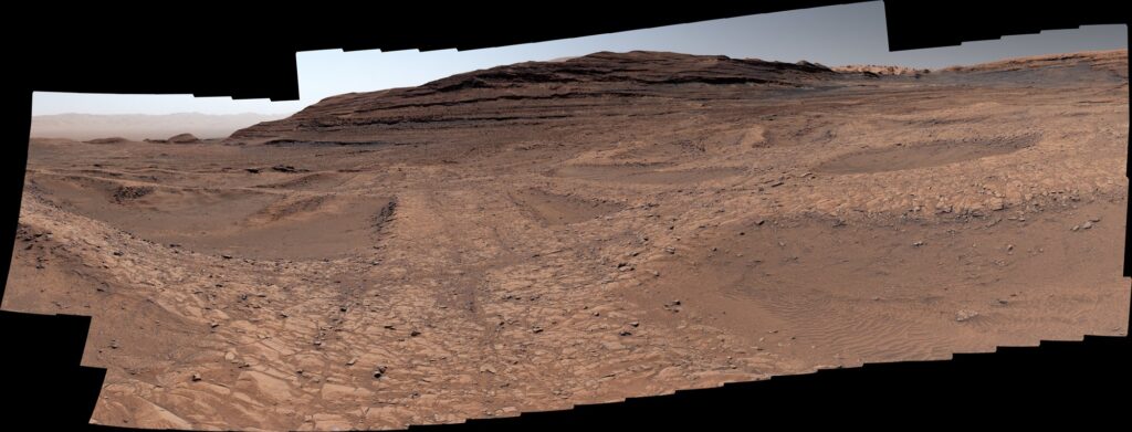 Curiosity surveys the boxwork region on Mount Sharp