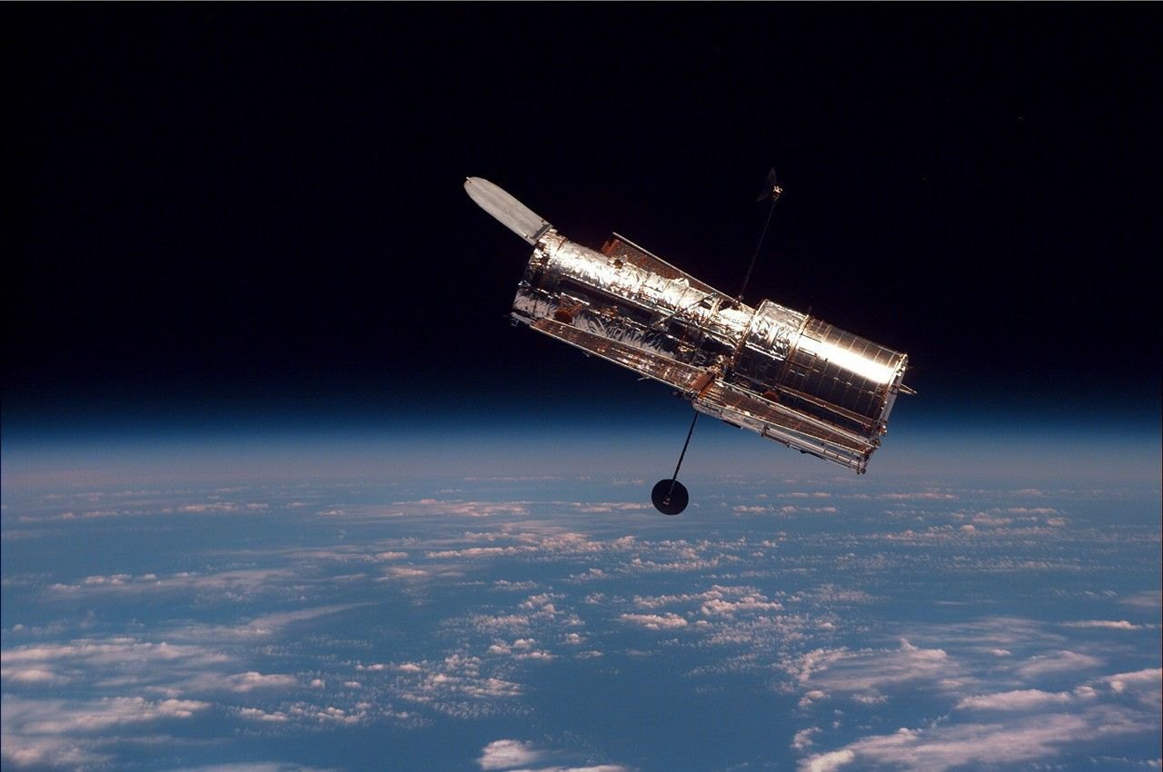 NASA asks industry if a private spacecraft can lift Hubble out of its slow fall